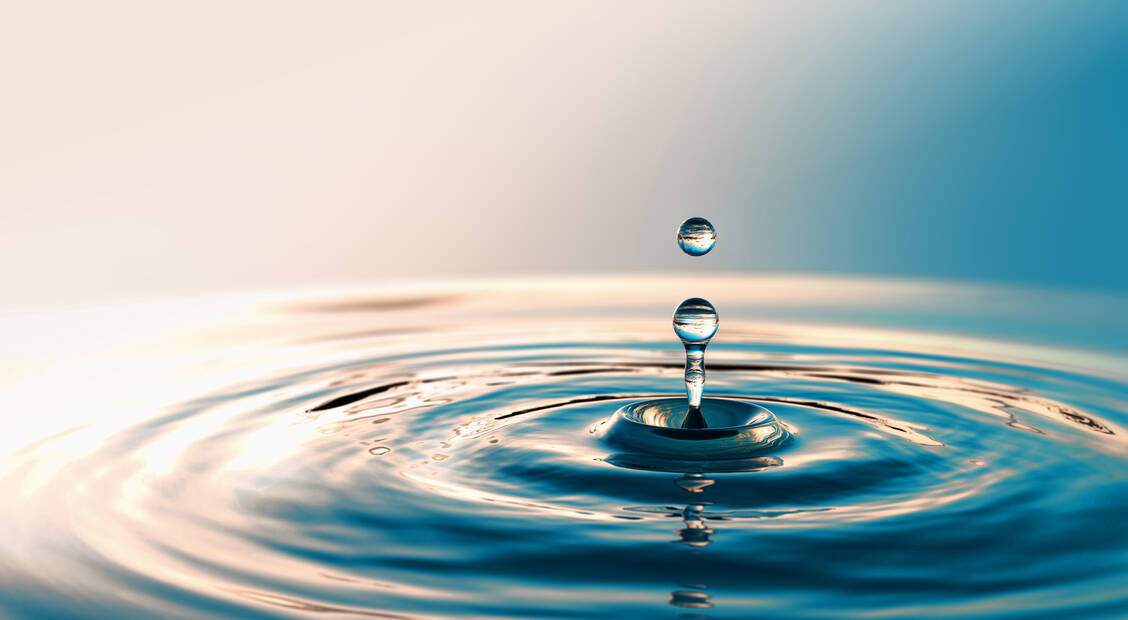 Nicht sichtbar und ewig da – PFAS sind eine stumme Gefahr für Mensch und Umwelt. / © Adobe Stock/willyam