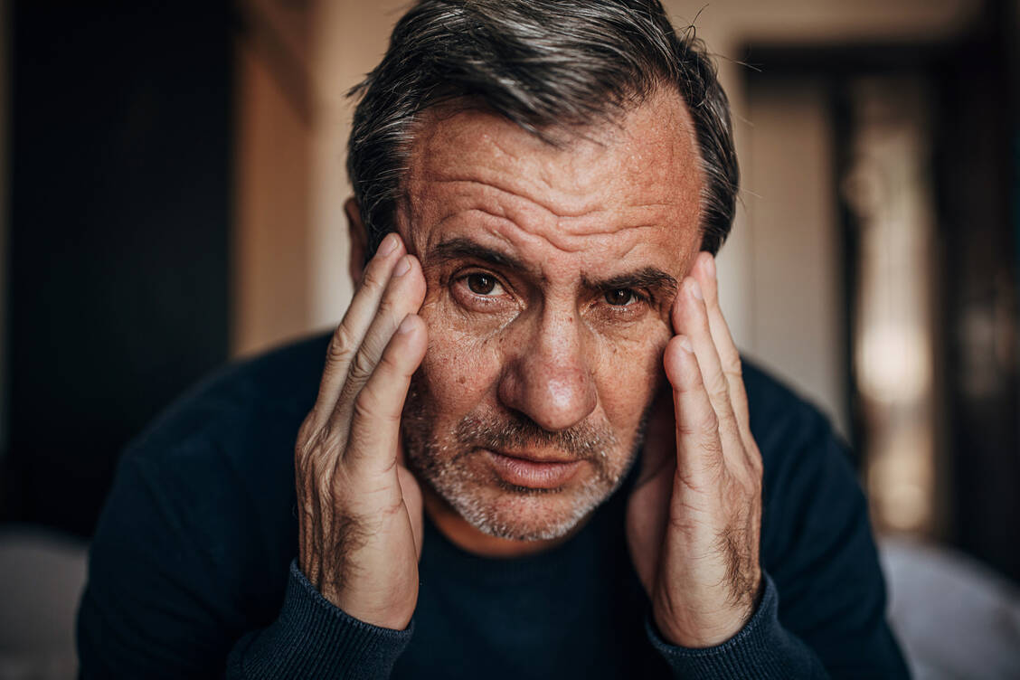 Männer sind von Clusterkopfschmerz dreimal häufiger betroffen als Frauen. Bei Migräne ist es genau umgekehrt. / © Getty Images/Nes