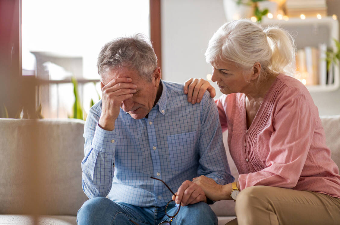 Empathie und Unterstützung können das Schmerzempfinden von Menschen positiv beeinflussen. Übermäßige Besorgnis zu zeigen, schadet jedoch. / Foto: Shutterstock/pikselstock