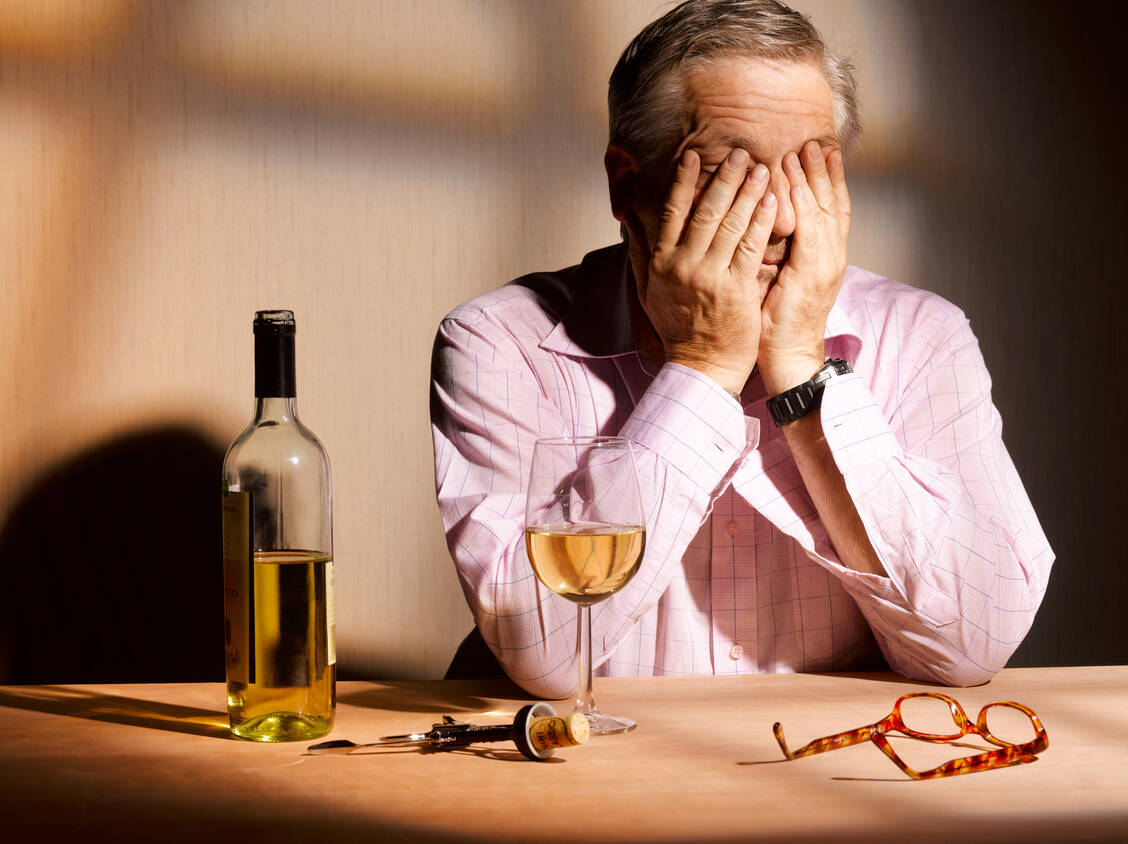 Mit zunehmendem Alter verändert sich der Körper und reagiert empfindlicher auf Alkohol. / Foto: Getty Images/Peter Dazley