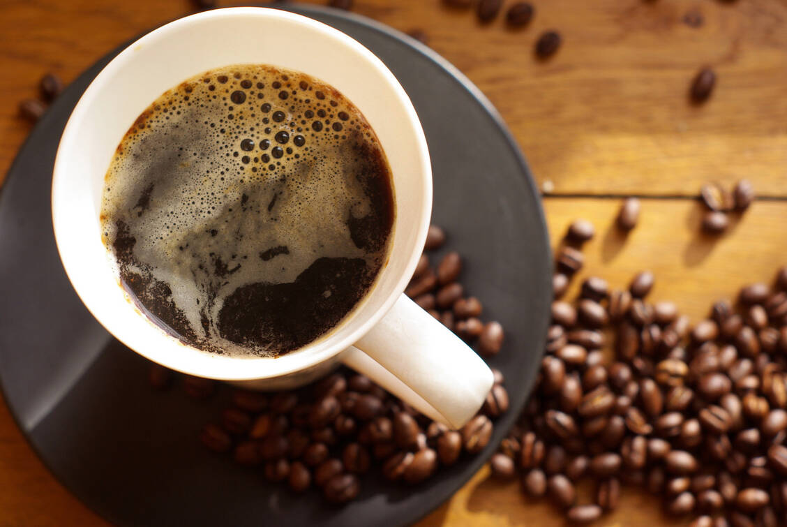 Die Kaffeebohne enthält eine Mixtur aus zahlreichen bioaktiven Inhaltsstoffen, die Einfluss auf den Stoffwechsel nehmen. / Foto: Fotolia/Dudziska