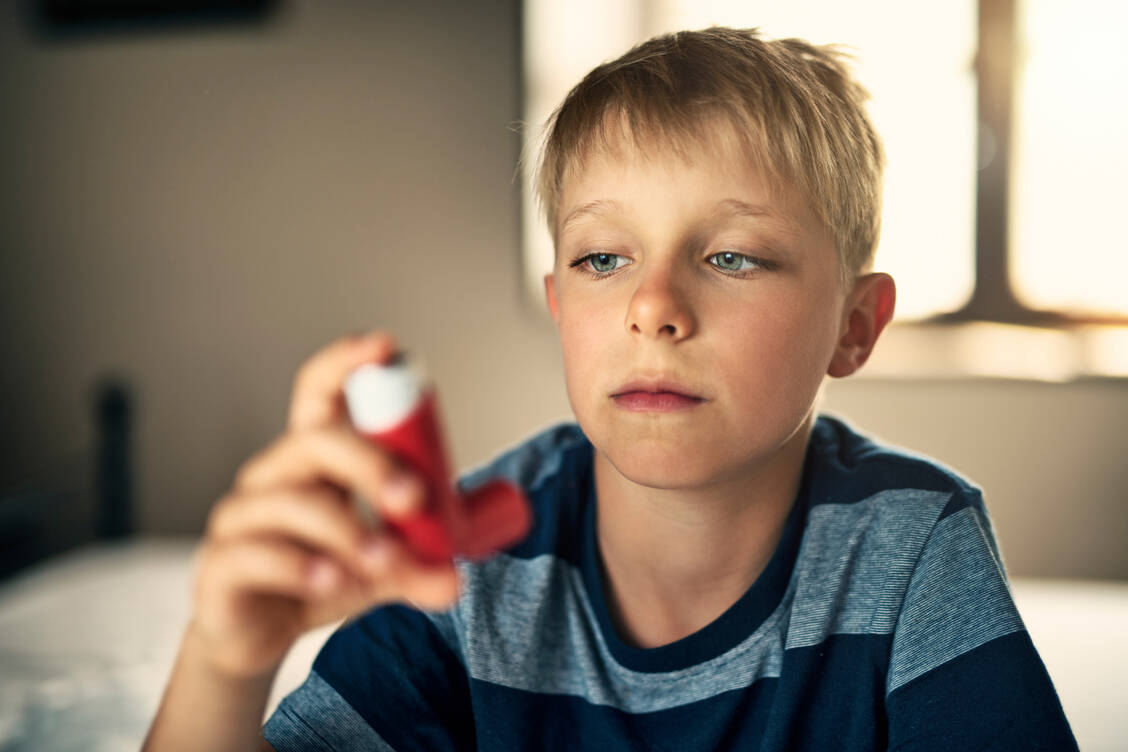 Meistens tritt Asthma im Kindesalter erstmals auf. Vor allem bei Jungen »verwächst« es sich in der Pubertät häufig wieder. / © Getty Images/Imgorthand
