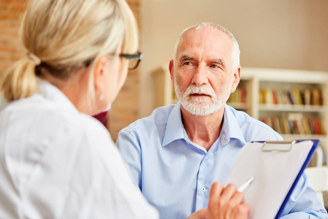 Für Patienten mit Gedächtnisproblemen ist es besser, die richtige Einnahme der Medikamente genau aufzuschreiben. / Foto: Adobe Stock/Robert Kneschke