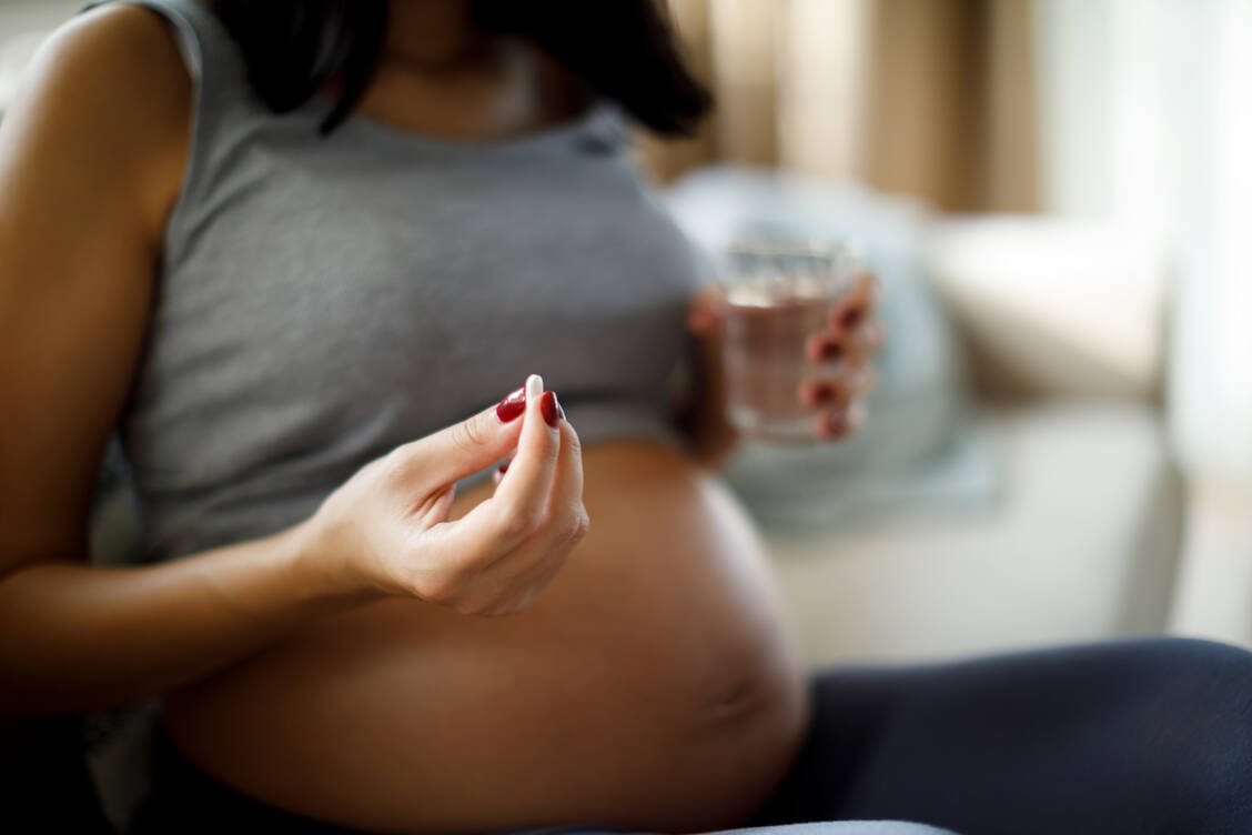 Bei einer ausgewogenen Ernährung genügt es in der Regel, wenn schwangere Frauen Folsäure und Iod einnehmen. / Foto: Getty Images/damircudic