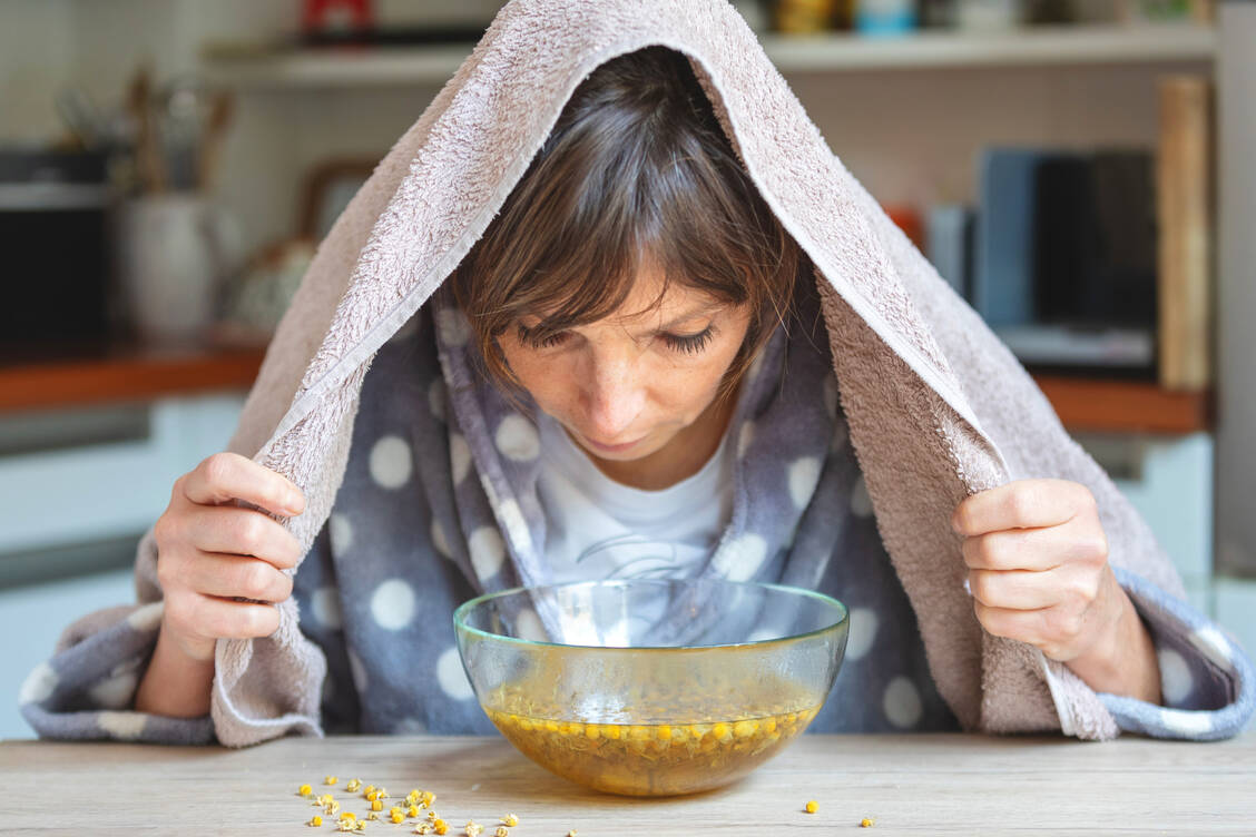 Inhalieren zählt zu den Klassikern unter den Hausmitteln zur Bewältigung einer Erkältung. Ob es etwas bringt, darüber gehen die Meinungen allerdings auseinander. / Foto: Adobe Stock/USeePhoto