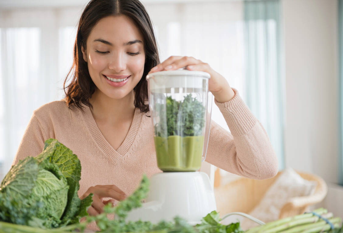 Grünes Blattgemüse wie Spinat oder Grünkohl sind reich an Vitamin K. / Foto: Getty Images /JGI/Jamie Grill