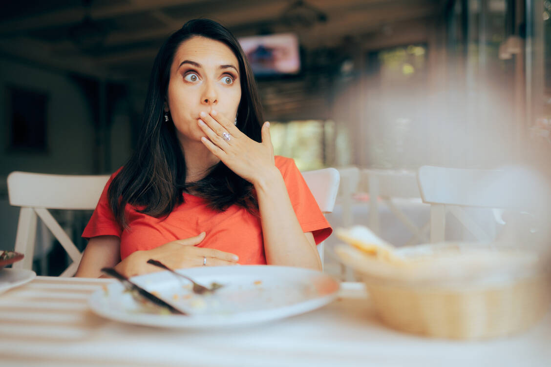 Rülpsen ist normal, harmlos und sogar wichtig – sofern es nicht überhand nimmt oder Sodbrennen dazukommt. Ungünstig ist es auch, wenn einem Menschen die Fähigkeit zum Aufstoßen ganz fehlt. / Foto: Getty Images/nicoletaionescu