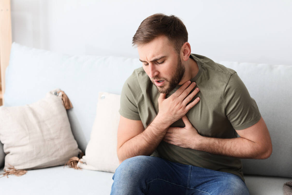 Bei COPD verengen sich die Atemwege, was zu Husten und Atemnot führen kann. / © Adobe Stock/Pixel-Shot