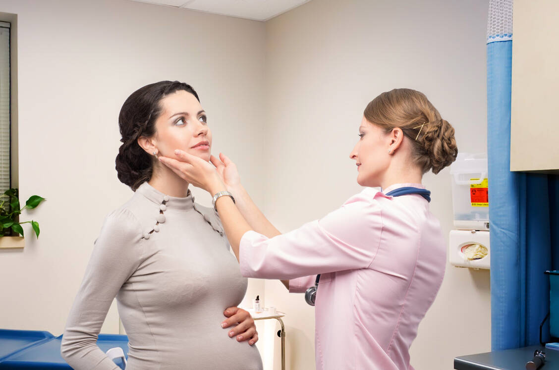 Eine Schilddrüsenfunktionsstörung kann sich negativ auf die Gesundheit des ungeborenen Kindes auswirken. Bei Risikofaktoren  ist deshalb ein Screening der Hormondrüse während der Schwangerschaft angezeigt.  / Foto: Adobe Stock/Iurii Sokolov