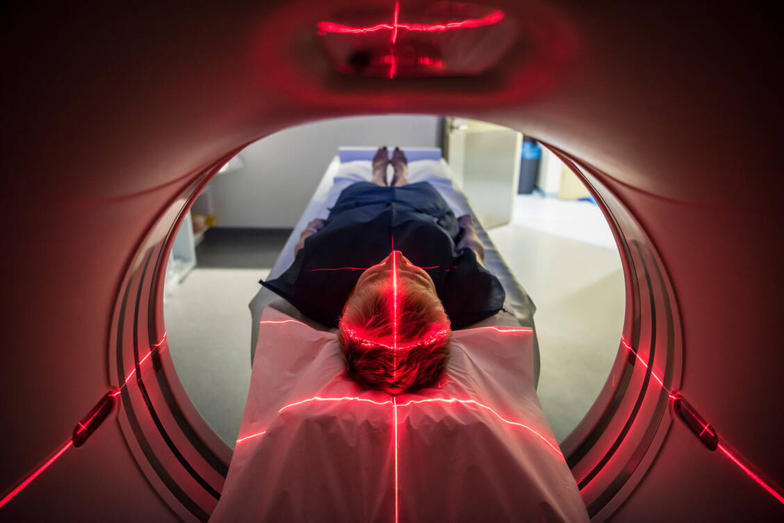 Sowohl bei der Computertomographie (CT) wie auch bei der Magnetresonanztomographie (MRT) und der Positronen-Emissions-Tomographie (PET) wird der Patient in eine enge Röhre geschoben. Das ist nicht immer angenehm. / Foto: Getty Images/Johnny Greig
