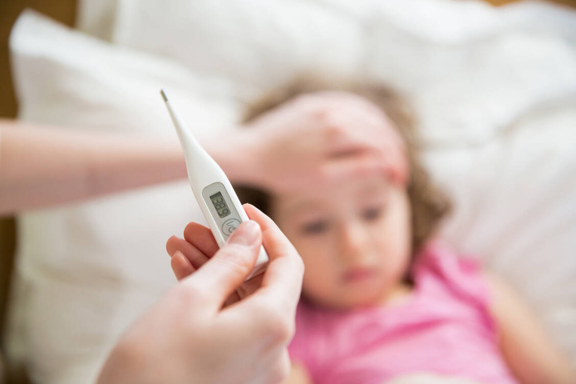 Kinder könnten maßgeblich zur Verbreitung von Grippeviren beitragen. Deshalb werden sie in einigen Ländern gegen das Virus geimpft. / Foto: Adobe Stock/Aleksandra Suzi