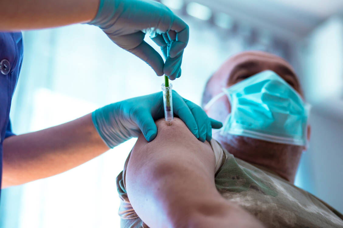 Es ist auch möglich, sich gegen Grippe und Covid-19 gleichzeitig immunisieren zu lassen. / Foto: Getty Images/Radovanovic96