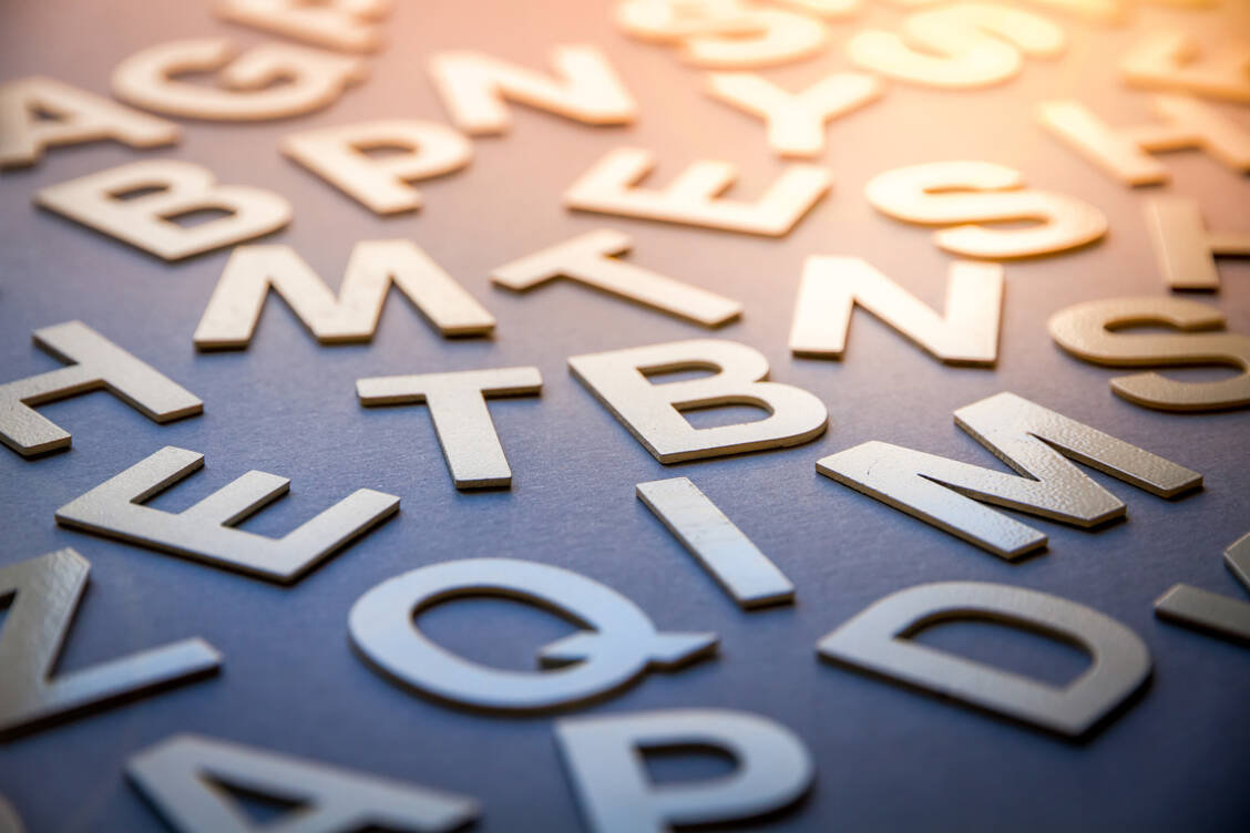 Sicher beschriftet: Großbuchstaben zu Beginn oder in der Mitte von Wirkstoffnamen senken das Risiko, dass es zu Verwechslungen kommt. / Foto: Adobe Stock/daboost