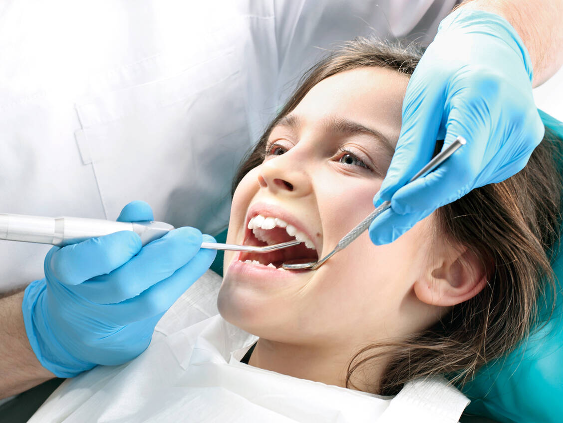 Fluoride schützen vor Karies. Tabletten plus fluoridierte Zahncreme sind aber zu viel  des Guten. / Foto: iStock/robertprzybysz