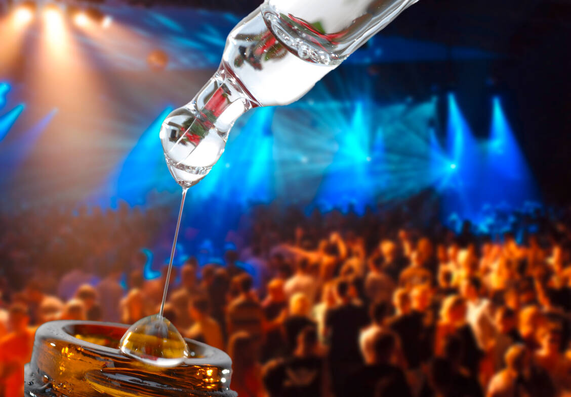 Straftäter setzen K.-o.-Trop­fen vor allem in Clubs oder auf Partys ein. Es ist daher ratsam, sein Getränk immer im Auge zu haben und keine offenen Getränke von Fremden anzunehmen. / Foto: Adobe Stock/Gerhard Seybert