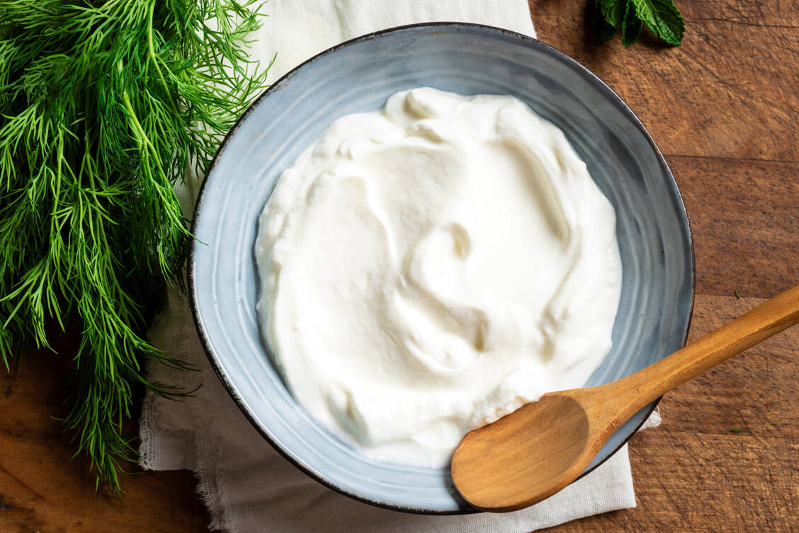 »Dry Yogurt« erinnert an den libanesischen Frischkäse Labneh und ist geschmacksintensiv und gesund. / © Adobe Stock/mizina