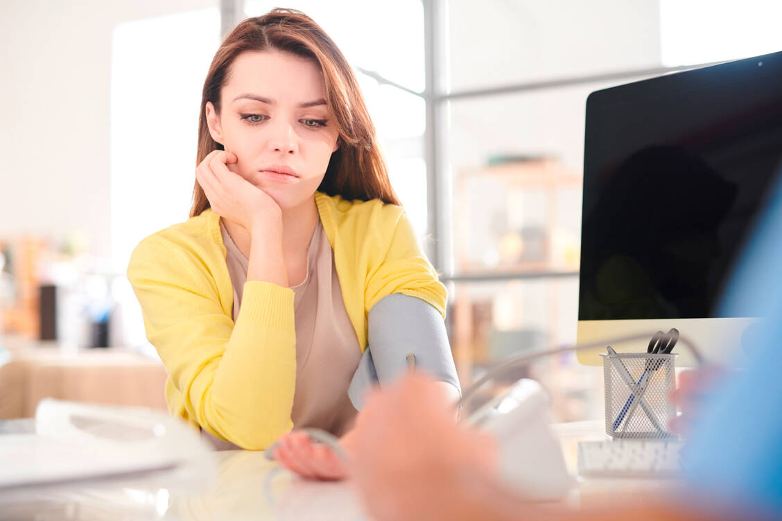 Arztbesuche sind für Jugendliche mit keinerlei Beschwerden zwar eine lästige Pflicht, der mögliche Check-up kann aber bereits sich entwickelnde Krankheiten oder Risiken aufdecken. / © Adobe Stock/Seventyfour