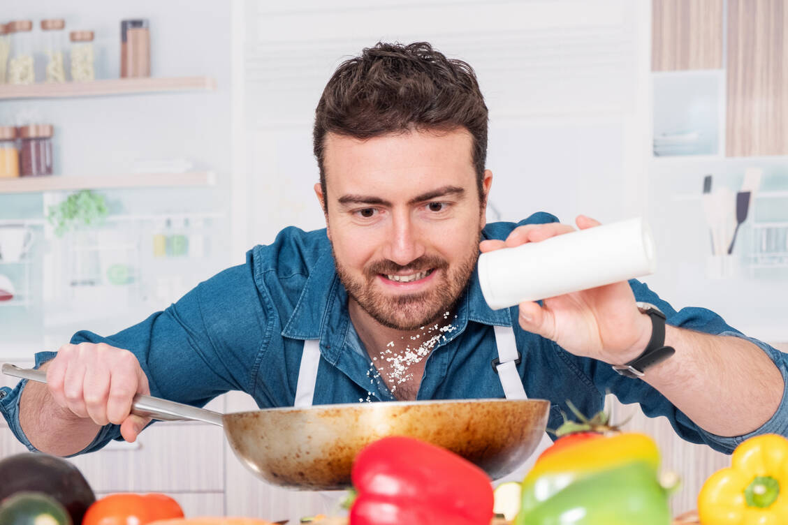Selbst kochen, gesund essen: Eine vollwertige Ernährung ist eine wichtige Säule der Diabetestherapie.  / © Getty Images/tommaso79