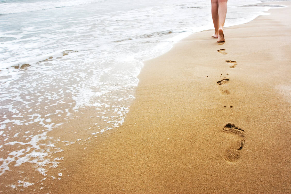 Beim Waten oder Schwimmen im Meer können Vibrionen in offene Wunden eindringen und diese infizieren. / Foto: iStock/SensorSpot