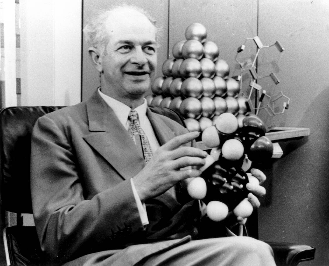 Linus Pauling: Der bekannte Wissenschaftler wurde 93 Jahre alt. Dass er an Prostatakrebs verstarb, war wohl eher seinem Alter geschuldet als der Hochdosis Vitamin C-Therapie, von der er sich Schutz auch vor Krebs erhoffte. / Foto: imago/United Archives International