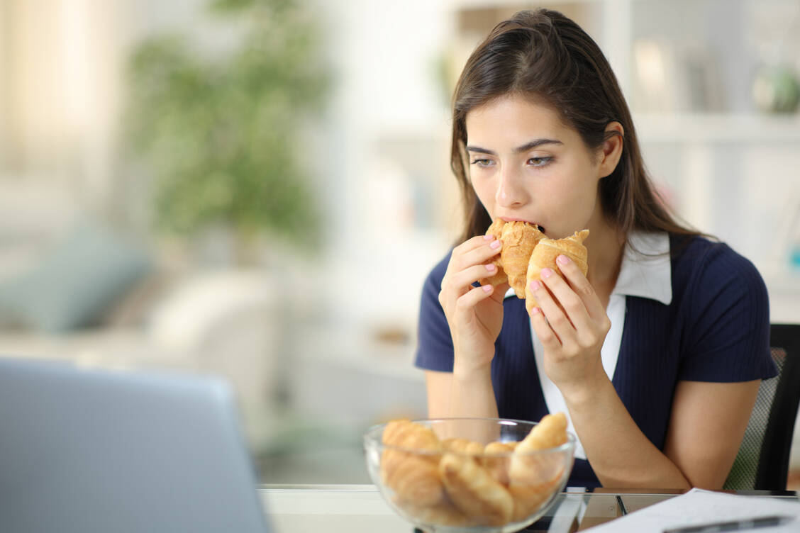 Stress hemmt das logische Denken und lässt uns unbewusster zu Fast Food oder Süßigkeiten greifen. Dumm nur, dass man sich danach nicht besser fühlt. Doch es gibt gute Strategien gegen die Stress-Ess-Falle. / © Adobe Stock/PheelingsMedia