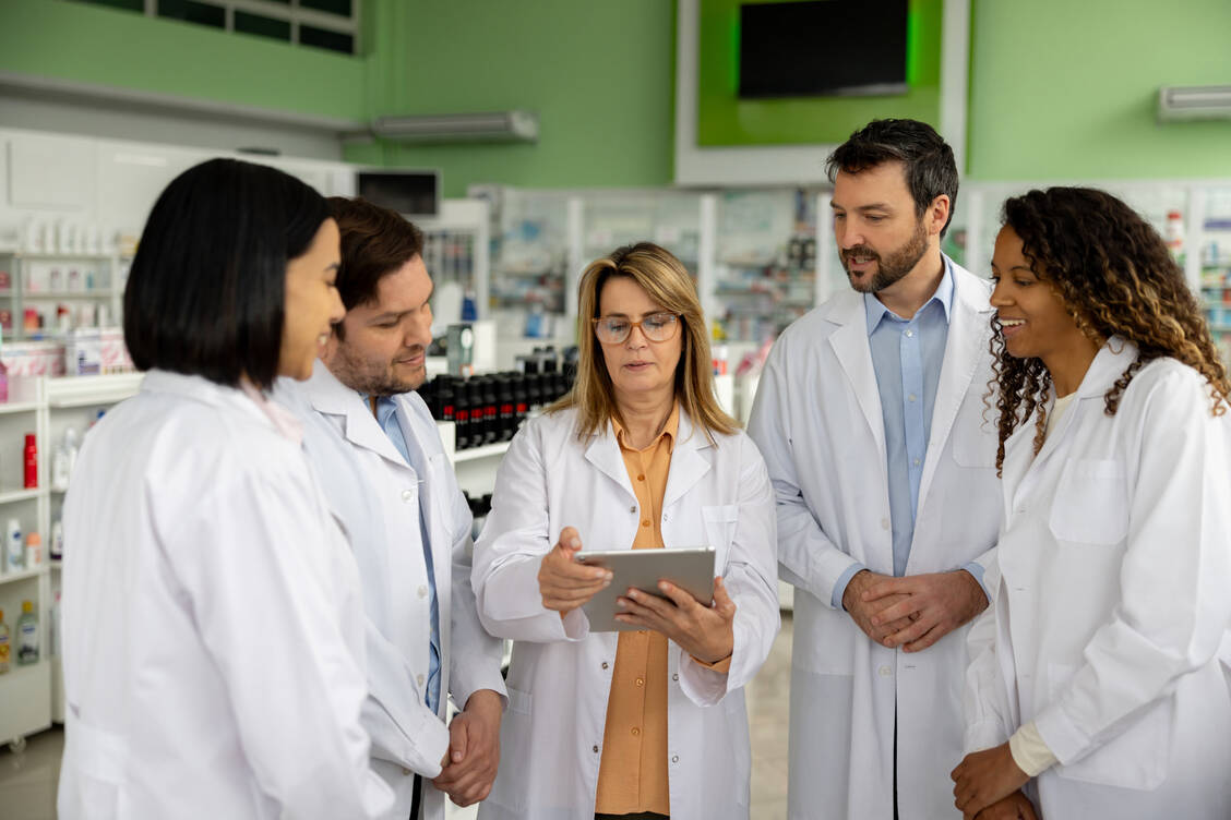 Die Apothekengewerkschaft fordert, dass eine zusätzliche Vergütung auch bei den Angestellten ankommt. / © Getty Images/Hispanolistic