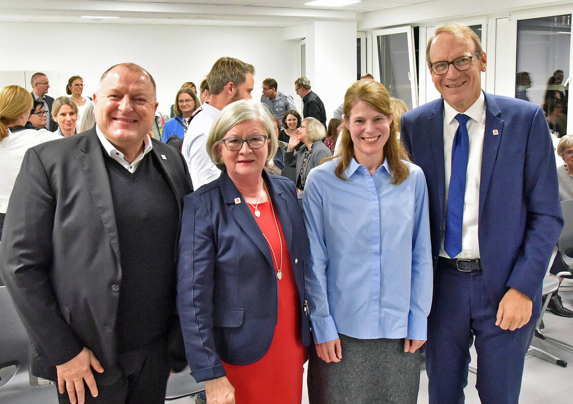 Die Einweihung der PTL Region Aachen wurde auch von ABDA-Präsident Thomas Preis (rechts) und von BAK-Präsident Dr. Armin Hoffmann (links) gewürdigt. Zwei, die sich für die Sache stark gemacht hatten: Gabriele Neumann (2. von links) und Schulleiterin Anke Greczmiel. / © fotografie herrmann – Aachen