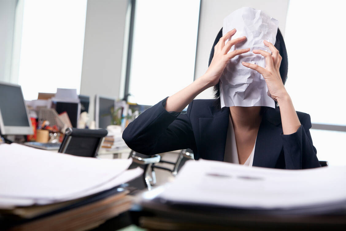 Der Tipp von Experten gegen die Wut: Den Grund des Ärgers in stressigen Situationen gleich notieren und das Memo wegwerfen, schreddern oder zerreißen. / Foto: Getty Images/XiXinXing