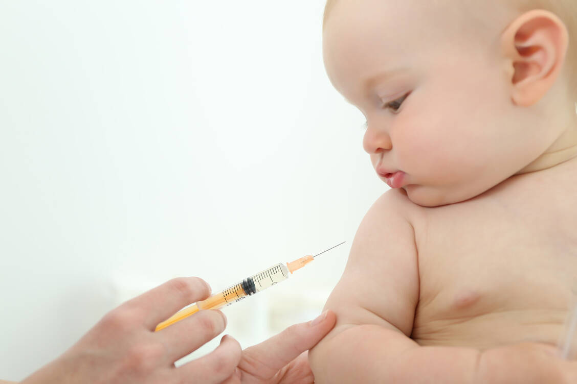 Bei oder nach der Men-B-Impfung Paracetamol zu geben, hilft bei Babys Schmerzen und Fieber vorzubeugen. / Foto: Adobe Stock/Africa Studio
