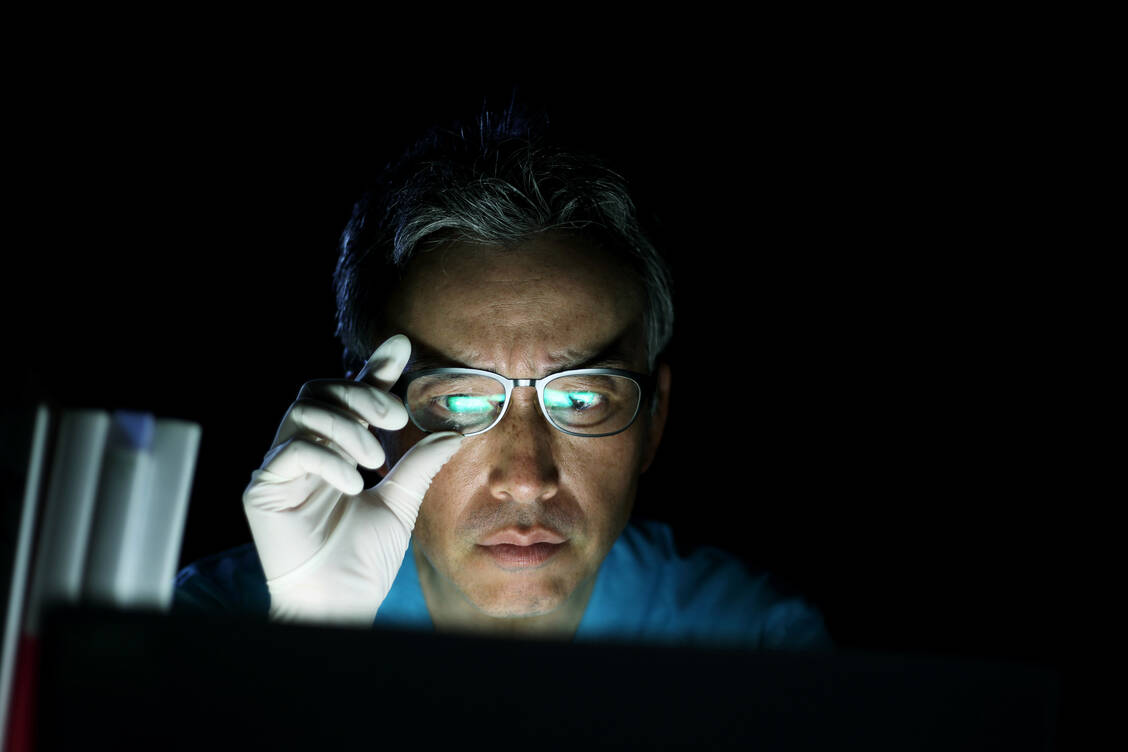 Eines der größten Probleme ist es, dass noch nicht gesichert ist, dass Chatbots ausschließlich seriöse Quellen nutzen. Informationen sollten daher stets gut reflektiert und überprüft werden. / Foto: Getty Images/
RunPhoto