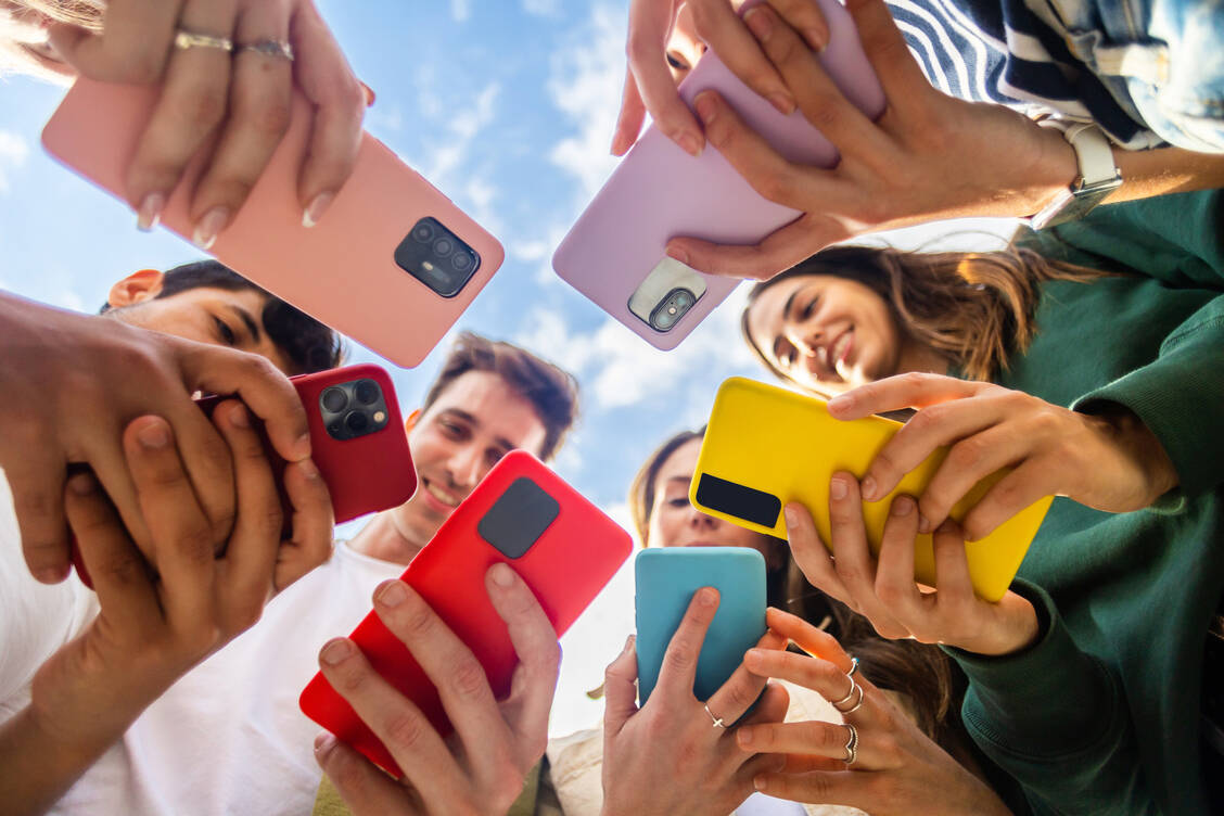 Social Media gehört heute zur Jugendkultur. Doch das ständige Onlinesein und der Vergleich mit anderen bergen auch Gefahren für die psychische Gesundheit. / Foto: Adobe Stock/Xavier Lorenzo