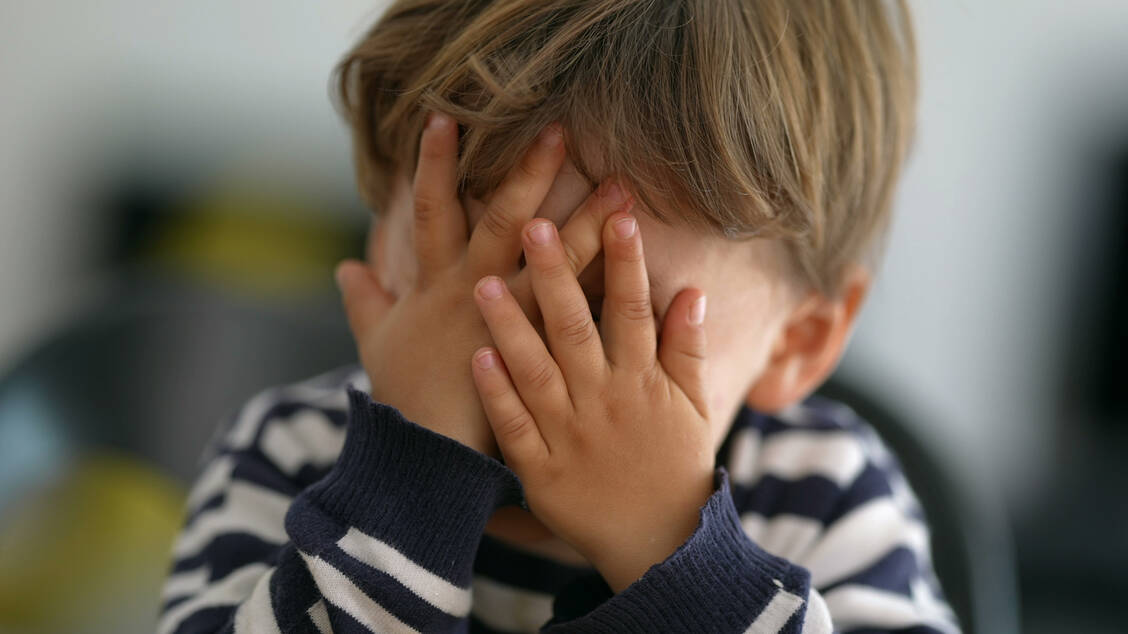 Starkes Gefühl: Wer sich schämt, will sich abschotten und anderen nicht in die Augen schauen.  / Foto: Adobe Stock/Marco