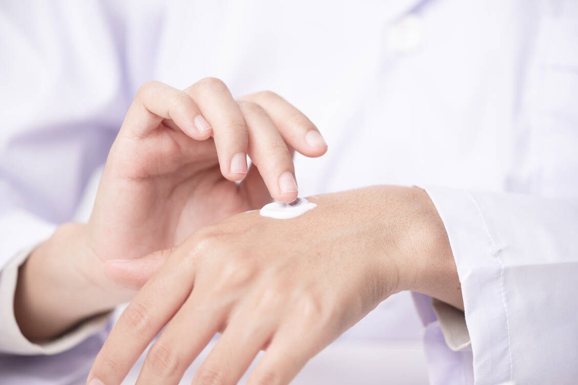 Unkonservierte W/O-Cremes sind üblicherweise vier Wochen haltbar. / Foto: Fotolia/chokniti