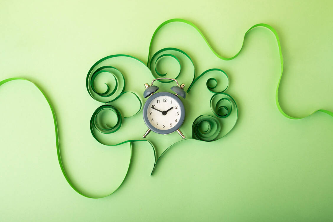 Zu viele Aufgaben und zu wenig Zeit, das ruft schnell ein Gefühl der Überforderung hervor. Ein gutes Zeitmanagement kann dem entgegenwirken. / Foto: Getty Images/Anastasiia Bidzilia