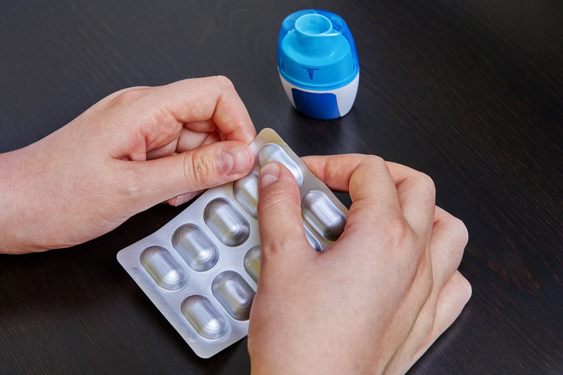 Die Kapseln zur Inhalation sind entweder einzeln im Blister verpackt oder in einer Schraubdeckeldose. Ein Augenmerk ist auf ausreichend Fingerkraft zu legen. (Symbolbild) / © Adobe Stock/grigvovan