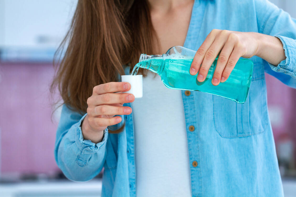 Mundspülungen können nicht nur kariesfördernde Bakterien, sondern einer neuen Studie zufolge wohl auch die Belastung mit SARS-CoV-2 im Mund-Rachenraum reduzieren. / Foto: Adobe Stock/Goffkein