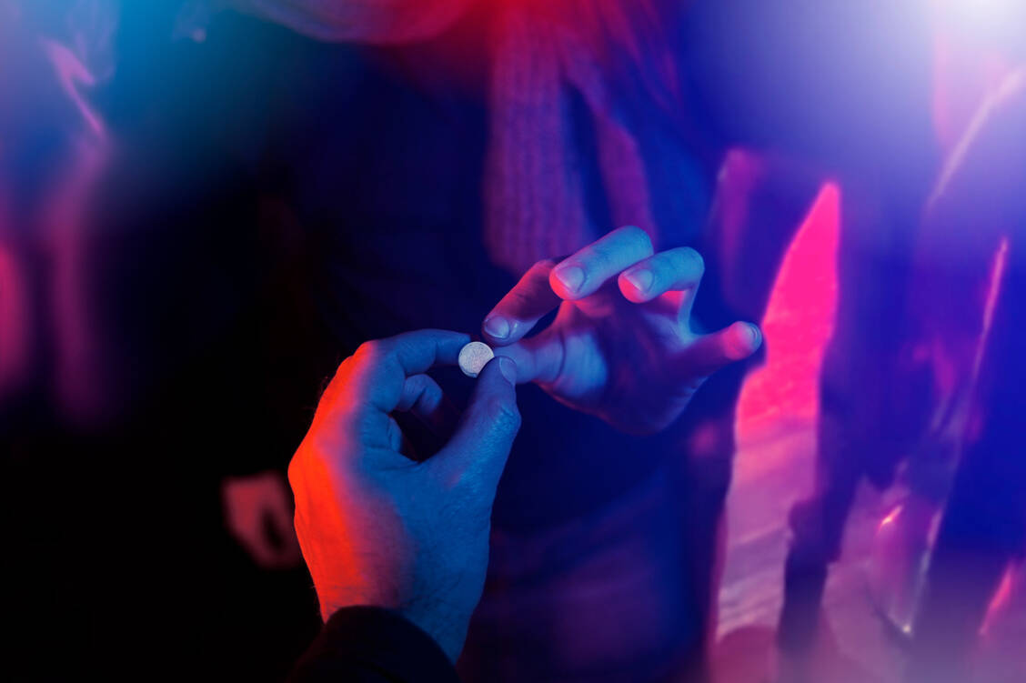 Psychoaktive Substanzen müssten entkriminalisiert werden, um als Medikamente Anwendung finden zu können, fordern die einen; das fördere den Missbrauch, sagen die anderen. / © Getty Images/serpeblu