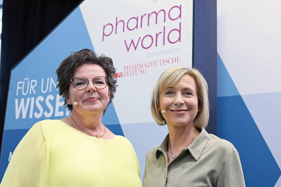 PTA-Forum-Redakteurin Elke Wolf (links) traf Professorin Dr. Michaela Axt-Gadermann zum Gespräch auf der Expopharm.  / © PZ/Alois Müller