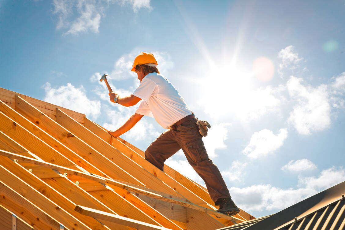 Wer viel im Freien arbeitet, hat das Recht auf regelmäßige Hautkrebsvorsorge. Das trifft in Deutschland auf etwa 5 Millionen Beschäftigte zu. / Foto: Adobe Stock/sculpies