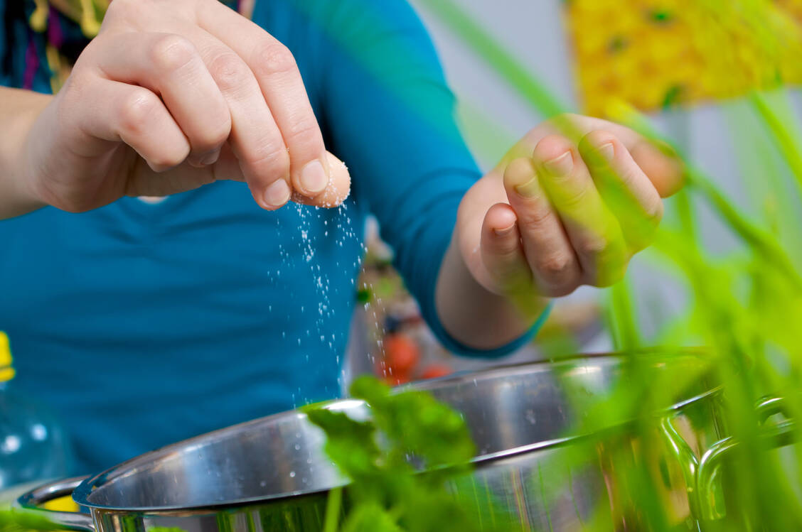 Beim Kochen zu Hause sollte man konsequent jodiertes Speisesalz verwenden – dieser Rat gilt ganz besonders für Vegetarier und Veganer. / © Adobe Stock/Daniel Täger