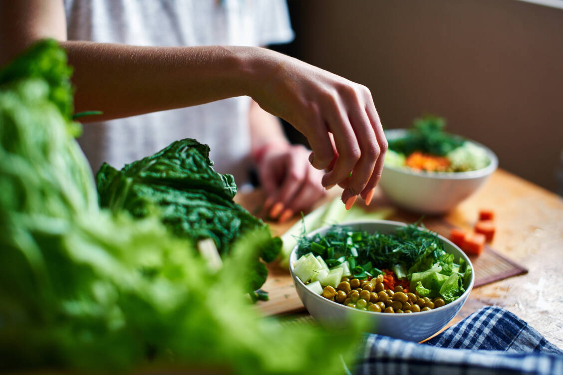 Ob vegan essen gesund ist oder nicht, darüber entscheidet auch die Auswahl der zur Verfügung stehenden veganen Produkte. / Foto: Adobe Stock/amixstudio