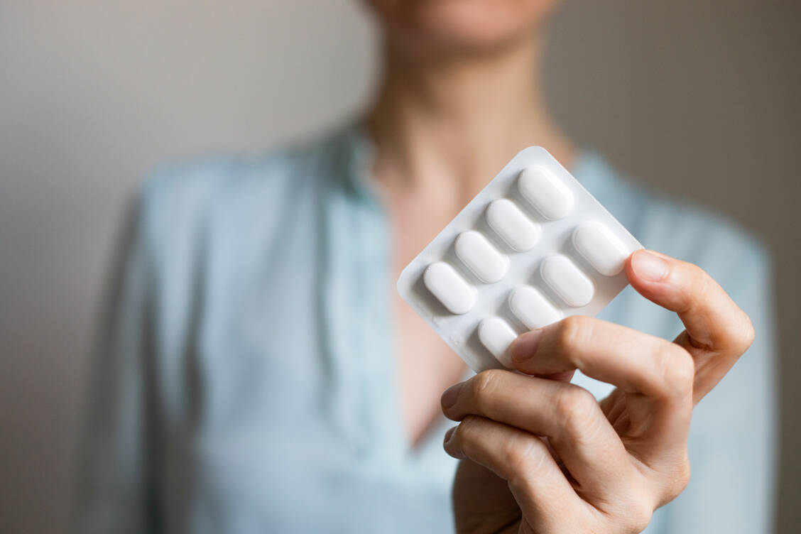 Viele Arzneimittel sind derzeit nur schwer zu bekommen. Sich deshalb privat auszuhelfen und Medikamente untereinander zu tauschen ist zwar gut gemeint, kann aber sehr gefährlich werden. / Foto: Getty Images/Photographer, Basak Gurbuz Derman