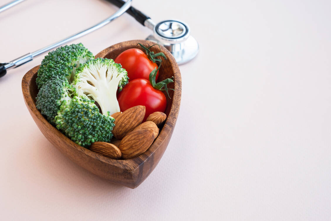 Frische Lebensmittel wie Gemüse, Obst und Nüsse liefern Kalium für ein gesundes Herz. / Foto: Adobe Stock/Elena