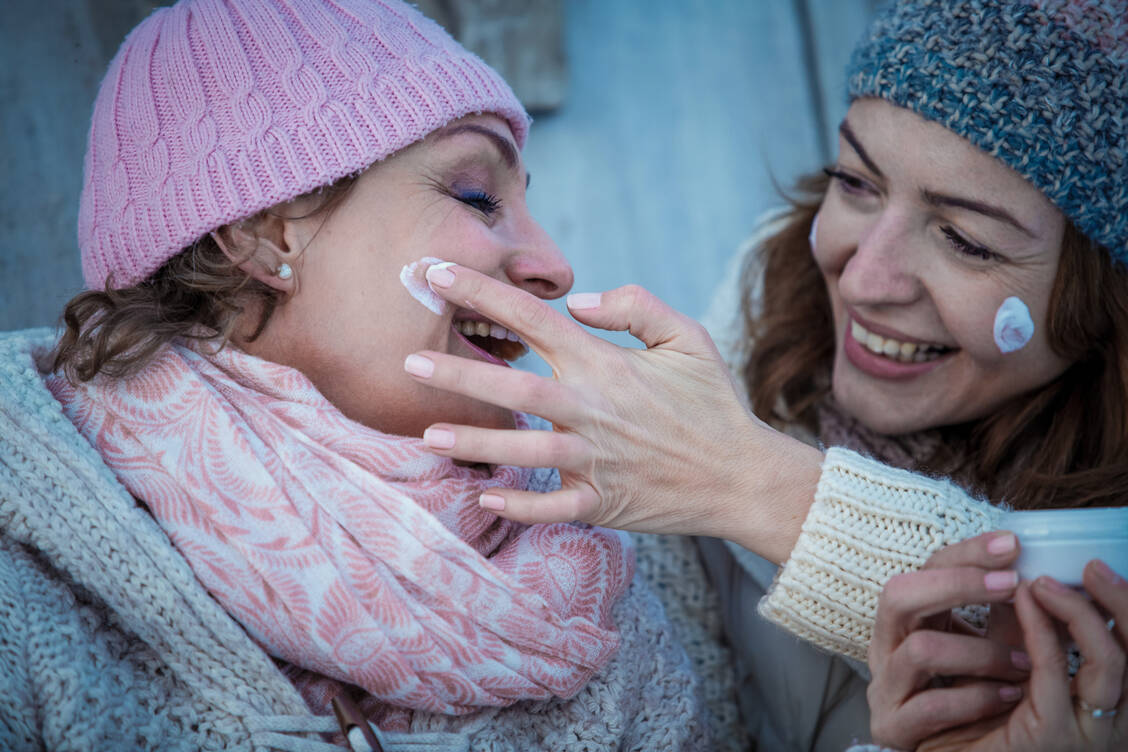 Reichhaltige Pflege schützt die Haut bei Kälte und Frost. / Foto: Getty Images/Fotostorm Studio