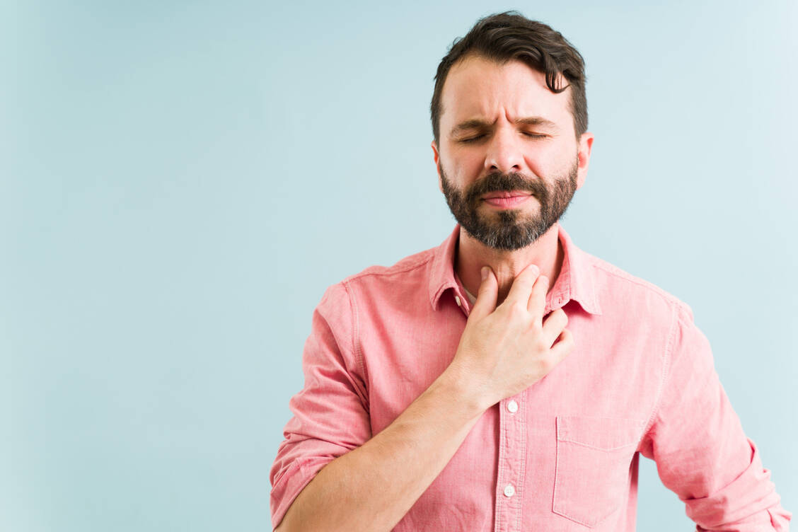 Laufend heiser, Stimmprobleme und einen Kloß im Hals? Das könnte auf einen stillen Reflux zurückzuführen sein. / © Adobe Stock/Antonio Diaz