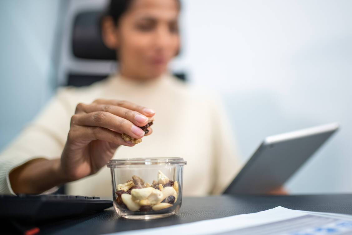 Nicht zu viel und möglichst ungesalzen: So sind Nüsse mit ihren Omega-3-Fettsäuren der ideale Snack für das Gehirn. / © Getty Images/vm