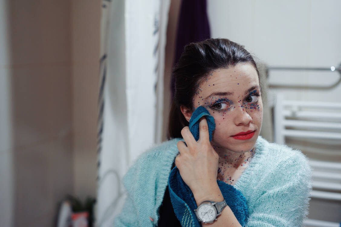 Alles muss ab: Fettbasiertes Make-up muss zuerst grob entfernt werden. Danach kann ein Reinigungsöl oder eine -milch ran. / Foto: Getty Images / Adriana Duduleanu/ EyeEm