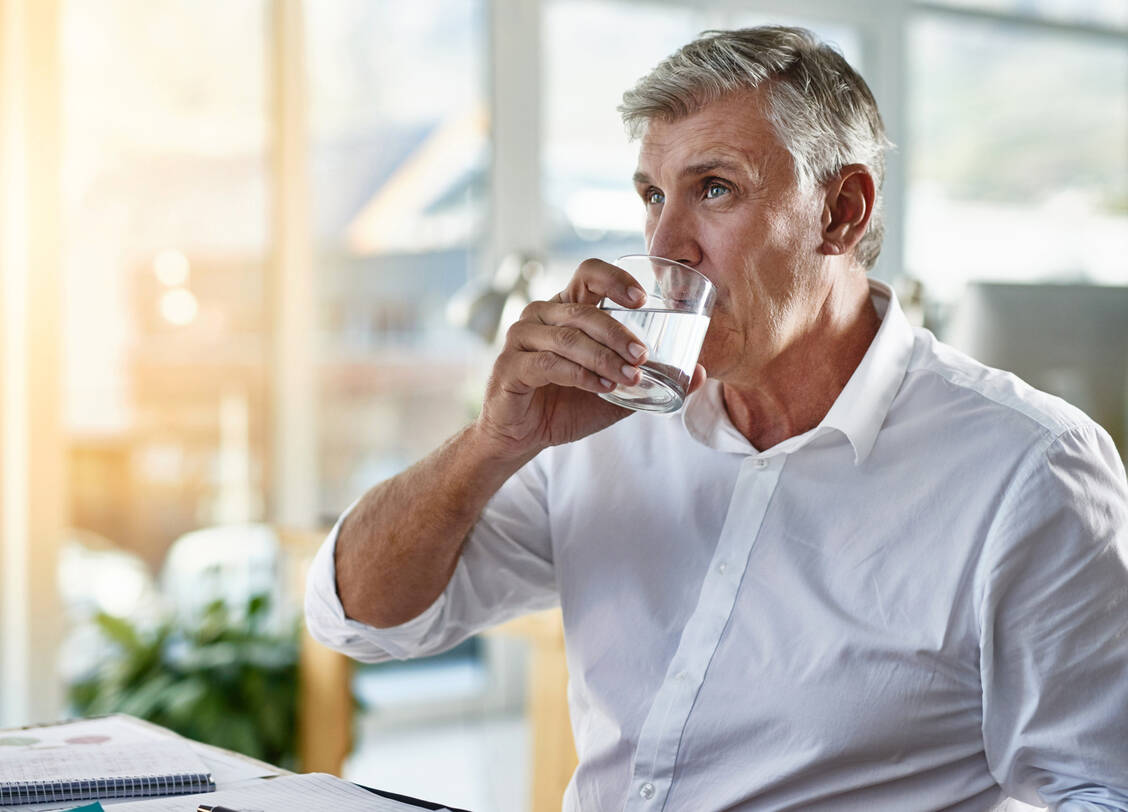 Wasser alleine schmeckt vielen Menschen zu langweilig. Aromatisiert mit frischen Kräutern, Ingwer und/oder Zitronensaft wird daraus jedoch ein köstliches Getränk / © Adobe Stock/peopleimages.com