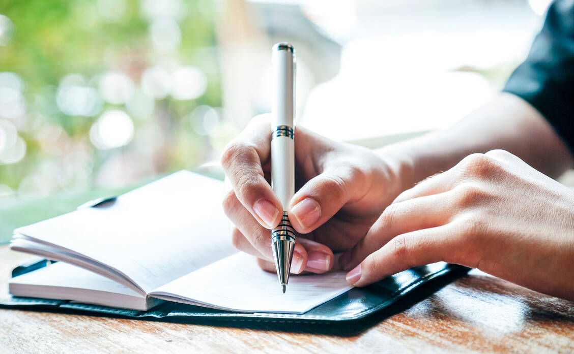 Wer über die positiven Wirkungen von Widrigkeiten Tagebuch führt, entwickelt eine zufriedenere Sicht auf die Dinge. / Foto: iStock&psphotograph