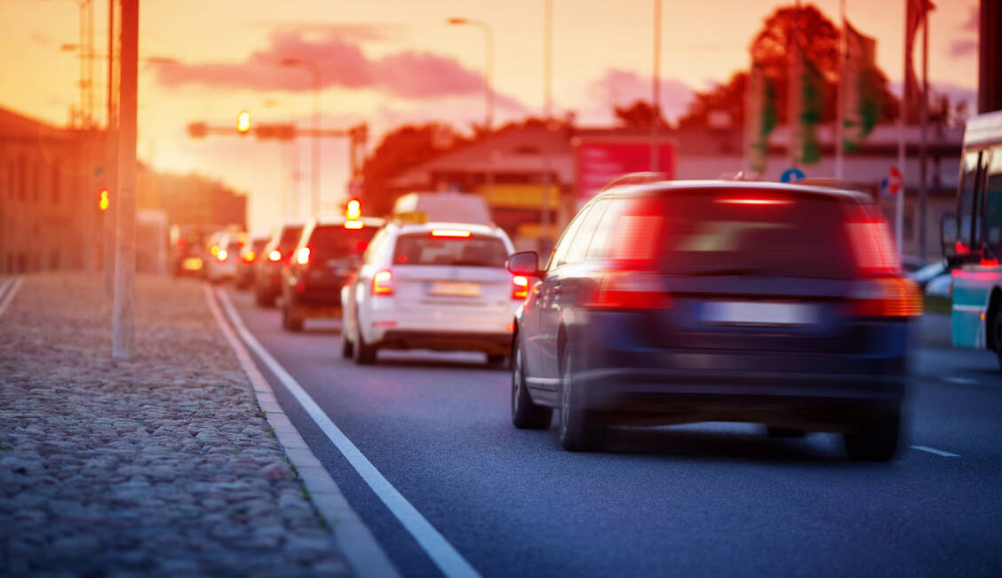 Nicht mehr Autofahren dürfen – das ist ein zusätzliche Schock, wenn ein Mensch an Parkinson leidet. / Foto: Adobe Stock/candy1812